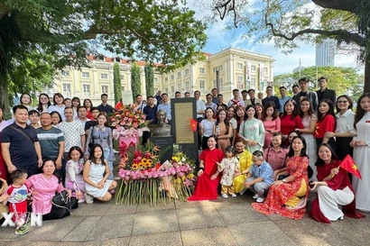 Des Vietnamiens de Singapour déposent des fleurs au pied de la statue du Président Ho Chi Minh, au Musée des civilisations asiatiques de Singapour, à l’occasion du 80e anniversaire de la Révolution d’août et de la Fête nationale, le 2 septembre. Photo : VNA
