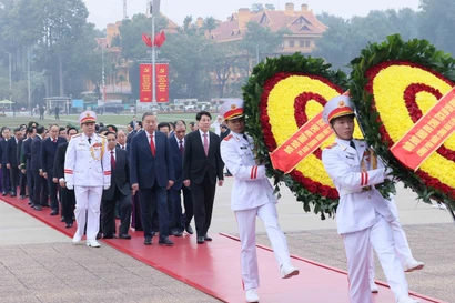 La délégation se rend au Mausolée du Président Ho Chi Minh, à Hanoï, pour lui rendre hommage. Photo : VNA