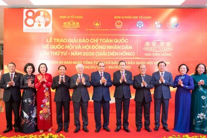 Le président de l’Assemblée nationale Trân Thanh Mân et d'autres dirigeants de haut rang à la cérémonie. Photo: daibieunhandan.vn
