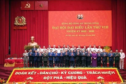 Les dirigeants et anciens dirigeants du Parti et de l’État, aux côtés des délégués participant au 8ᵉ Congrès du Comité central du Parti de la Sécurité publique pour le mandat 2025-2030. Photo: VNA