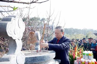Le secrétaire général To Lam offre de l'encens au temple de Chung Son, dédié aux ancêtres du Président Ho Chi Minh. Photo : VNA