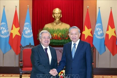 Le secrétaire général du Parti communiste du Vietnam (PCV), To Lam (à droite), reçoit le Secrétaire général des Nations Unies, Antonio Guterres. Photo : VNA