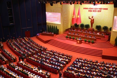 Le 14e Congrès national du Parti communiste du Vietnam (PCV) est placé sous le thème : « Sous la glorieuse bannière du Parti, unir les forces et les volontés pour mener à bien les objectifs de développement du pays à l’horizon 2030 ; assurer l’autonomie stratégique, la résilience, la confiance en soi, progresser résolument dans l’ère du progrès de la nation pour la paix, l’indépendance, la démocratie, la richesse, la puissance, la prospérité, la civilisation, le bonheur, en avançant avec fermeté vers le socialisme ». Photo : VNA.