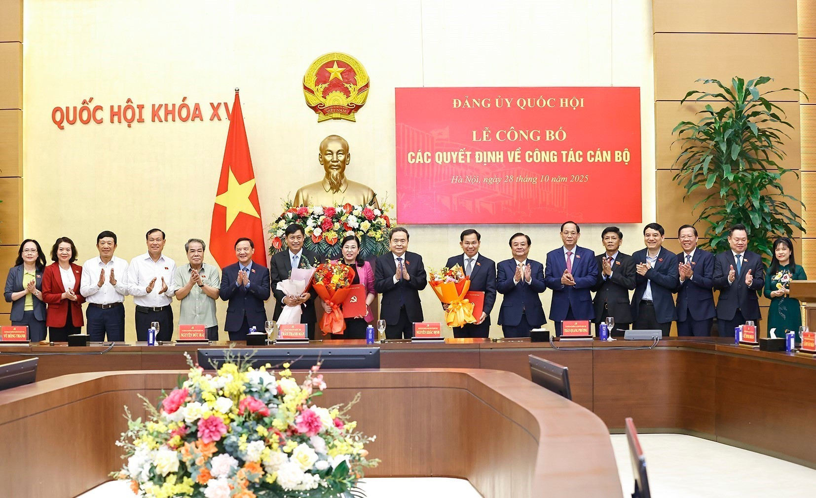 Délégués lors de la cérémonie. Photo: VNA vna-potal-chu-tich-quoc-hoi-tran-thanh-man-trao-cac-quyet-dinh-ve-cong-tac-nhan-su-8370183.jpg