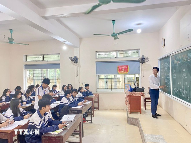 Ă partir de lâannĂ©e scolaire 2025-2026, la scolaritĂ© est gratuite pour tous les Ă©lĂšves (plus de 22 millions dâĂ©lĂšves), de la maternelle jusquâau lycĂ©e public. 3009-ha-tinh-giao-duc.jpg