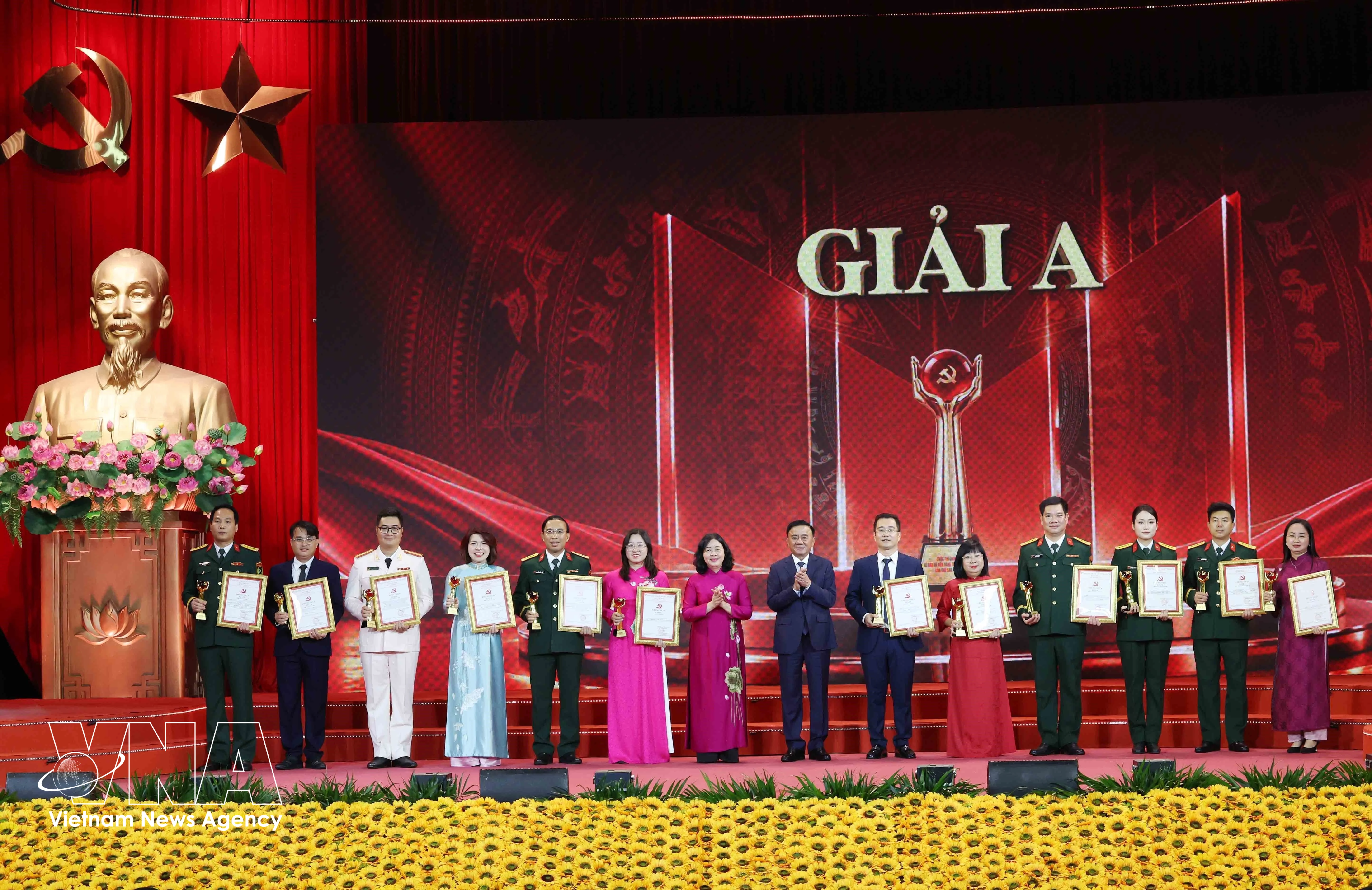 Le permanent du Secrétariat Tran Cam Tu (7e, droite) et Mme Bui Thi Minh Hoai (7e, gauche) décernent 12 premiers prix (prix A) aux auteurs et collectifs d'auteurs distingués. Photo: VNA