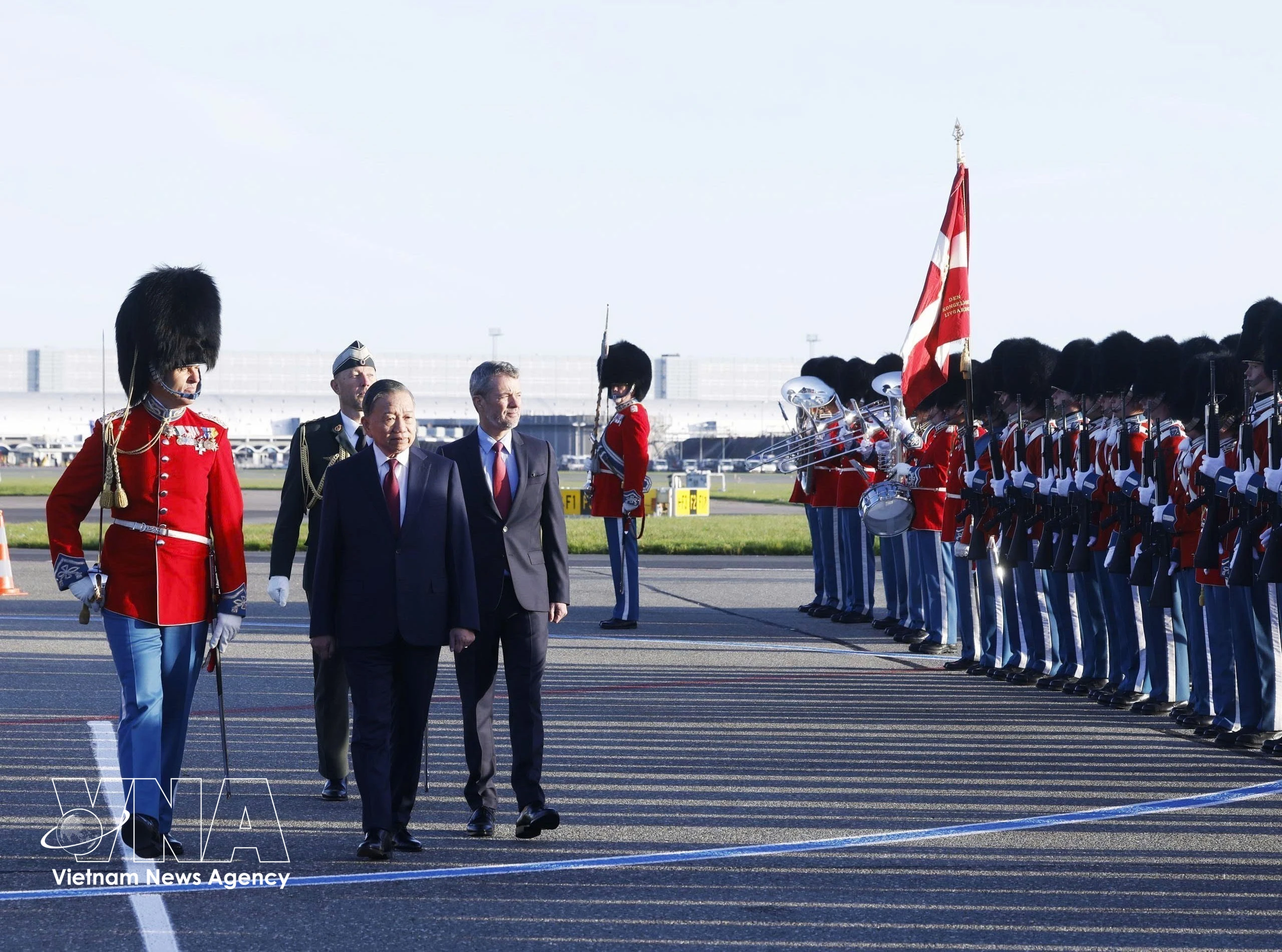 Le secrétaire général du Parti et président To Lam (gauche) et le roi Frederik X de Danemark passent en revue la garde d'honneur. Photo : VNA