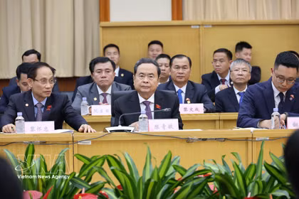 Le président de l’Assemblée nationale du Vietnam, Tran Thanh Man, et la délégation vietnamienne participent à un échange de vue avec les assemblées populaires aux trois échelons de Pékin. Photo : VNA