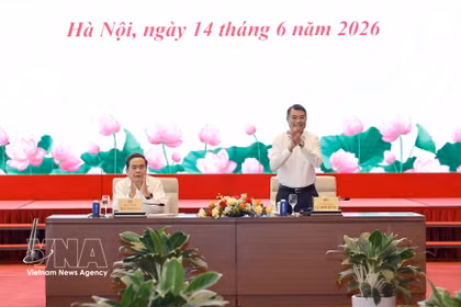 Le Premier ministre Le Minh Hung et le président de l’Assemblée nationale Tran Thanh Man ont coprésidé, le 14 juin à Hanoï, une rencontre avec les dirigeants des organes de presse à l’occasion du 101e anniversaire de la Journée de la presse révolutionnaire vietnamienne. Photo: VNA