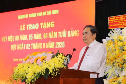 Le président de l’Assemblée nationale du Vietnam Tran Thanh Man à une cérémonie de décerner les Insignes commémoratifs pour 80, 65 et 60 ans d’appartenance au Parti en faveur des vétérans révolutionnaires des quartiers de Tan Dinh, Ben Thanh, Xuan Hoa et Sai Gon. Photo: VNA