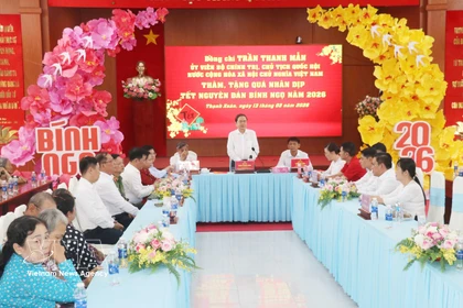 Au nom des dirigeants du Parti et de l’État, le président de l’AN a adressé ses salutations et ses meilleurs vœux de Nouvel An lunaire aux autorités locales ainsi qu’aux familles bénéficiaires de politiques sociales et aux ménages défavorisés de la commune de Thanh Xuan. Photo : VNA