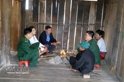 Des gardes-frontières et des chefs de village ont visité chaque foyer Chứt du village de Rào Tre, dans la province de Hà Tĩnh, afin de diffuser des informations sur les élections. (Photo : VNA)