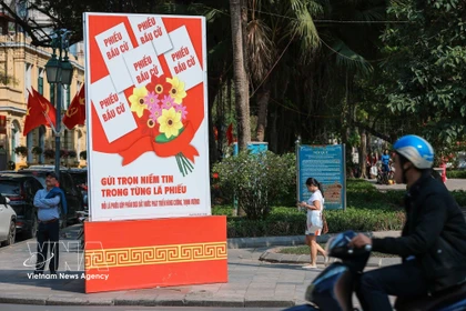 Un large dispositif composé de panneaux, de banderoles, de slogans, de drapeaux nationaux et d’affiches thématiques a été installé le long des principales artères, dans les centres administratifs, les quartiers résidentiels ainsi que sur les sites de vote. Photo : VNA