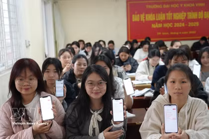 Toutes les informations des étudiants de l’Université de médecine de Vinh ont été mises à jour via l’application VNeID. Photo: VNA