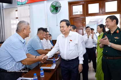 Le président de l'Assemblée nationale à l’écoute d'électeurs de Ho Chi Minh-Ville. Photo : VNA