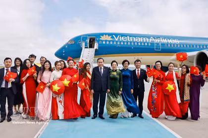 Le président de l'Assemblée nationale, Tran Thanh Man, et son épouse avec la communauté vietnamienne de Turquie. Photo : VNA