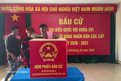 Des pêcheurs votent au bureau de vote de Da Le, dans la zone spéciale de Truong Sa, province de Khanh Hoa. Photo : VNA