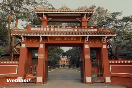 Le portail, à l’architecture ancienne, s’élève sur deux niveaux, dont l’étage supérieur en bois est couvert de tuiles vernissées jaunes. Sur la droite, le paravent orné du « Long Ma » (cheval-dragon), érigé la 8e année du règne de Thanh Thai, est toujours conservé. (Photo : Minh Hieu/Vietnam+)