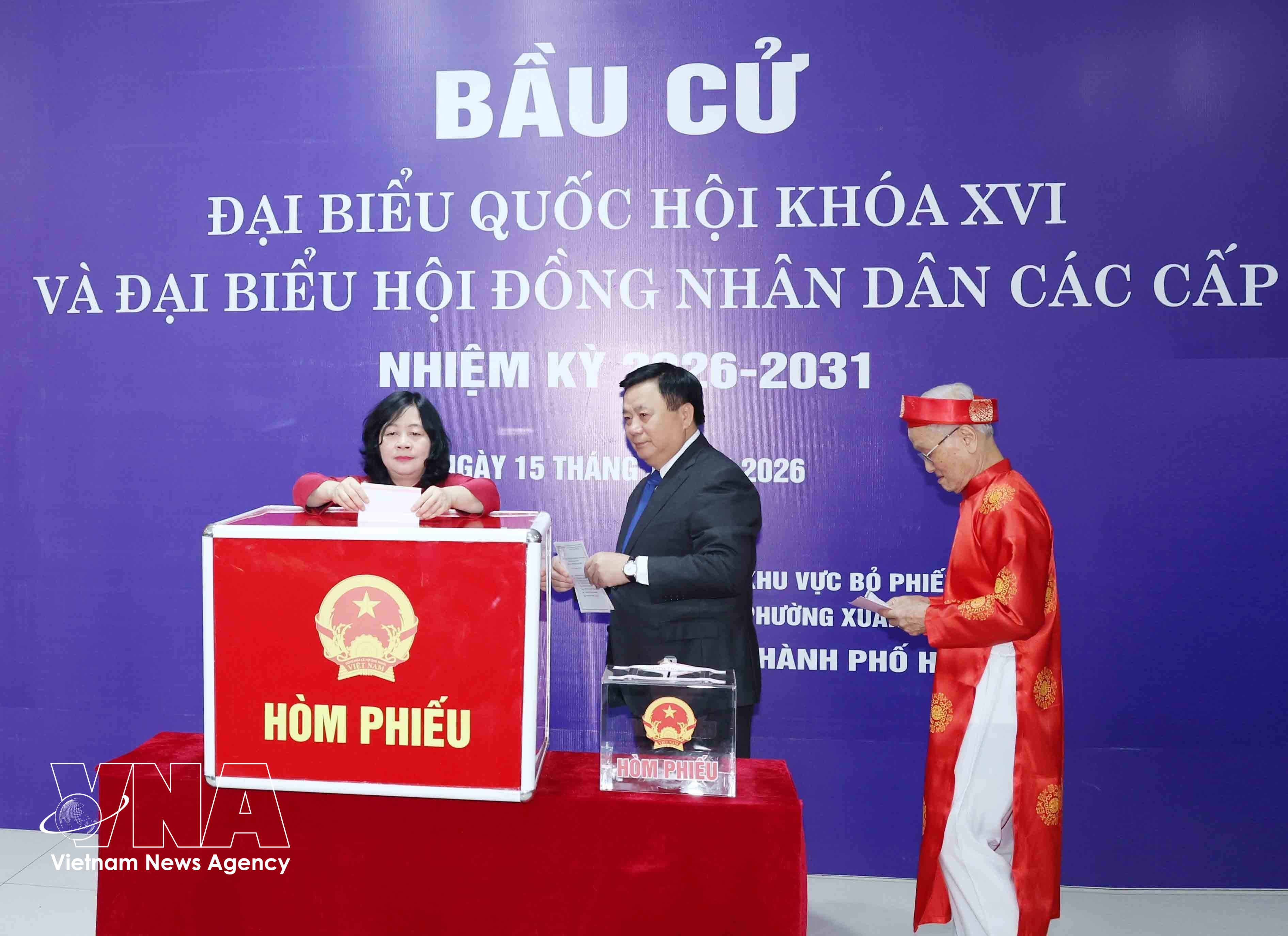 Bui Thi Minh Hoai, membre du Bureau politique, secrétaire du Comité central du Parti et présidente du Comité central du FPV, dépose son bulletin de vote dans l'urne. Photo: VNA