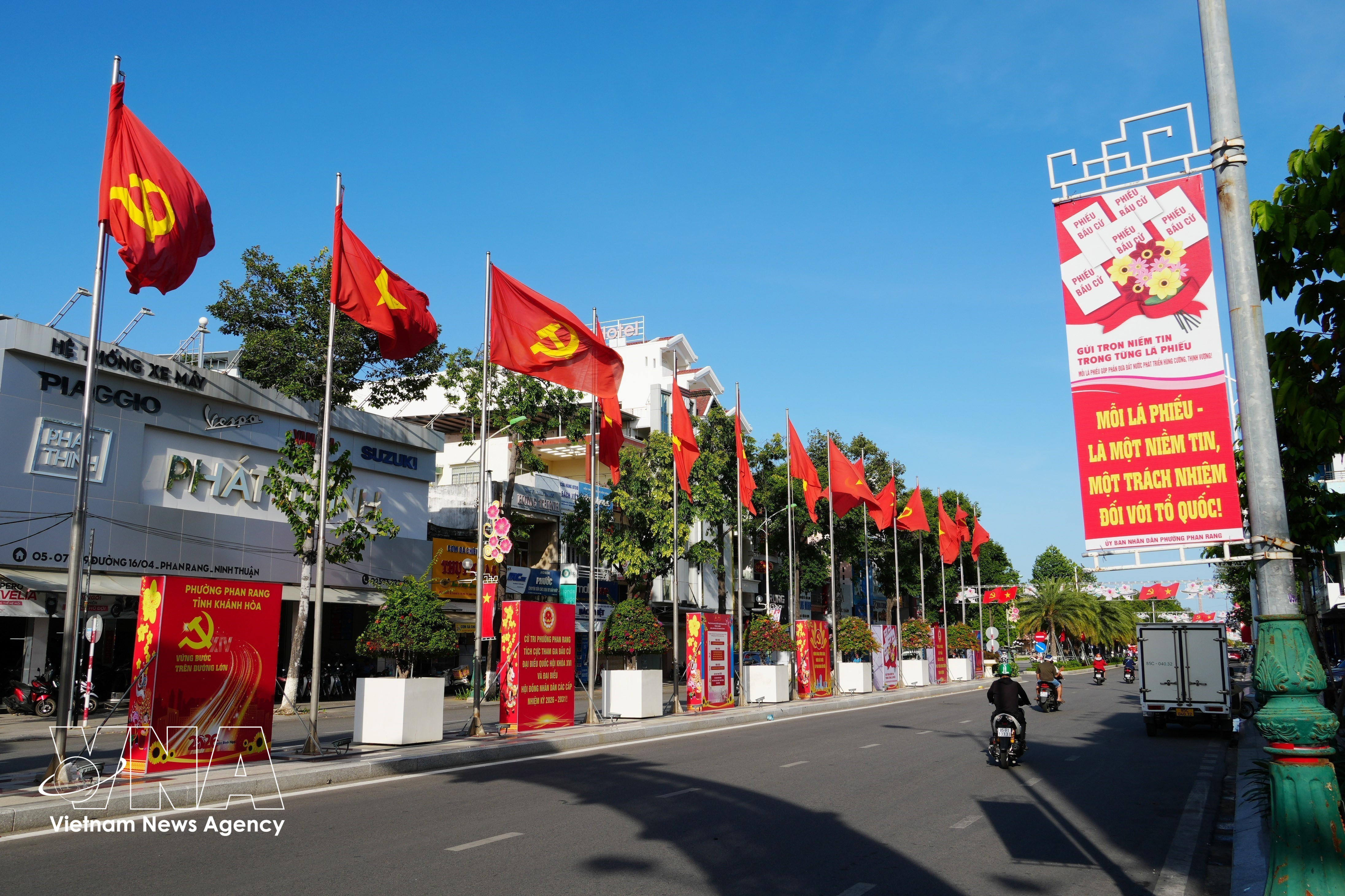 Une rue à Khanh Hoa décorée de drapeaux et de banderoles en l'honneur des élections législatives. Photo: VNA