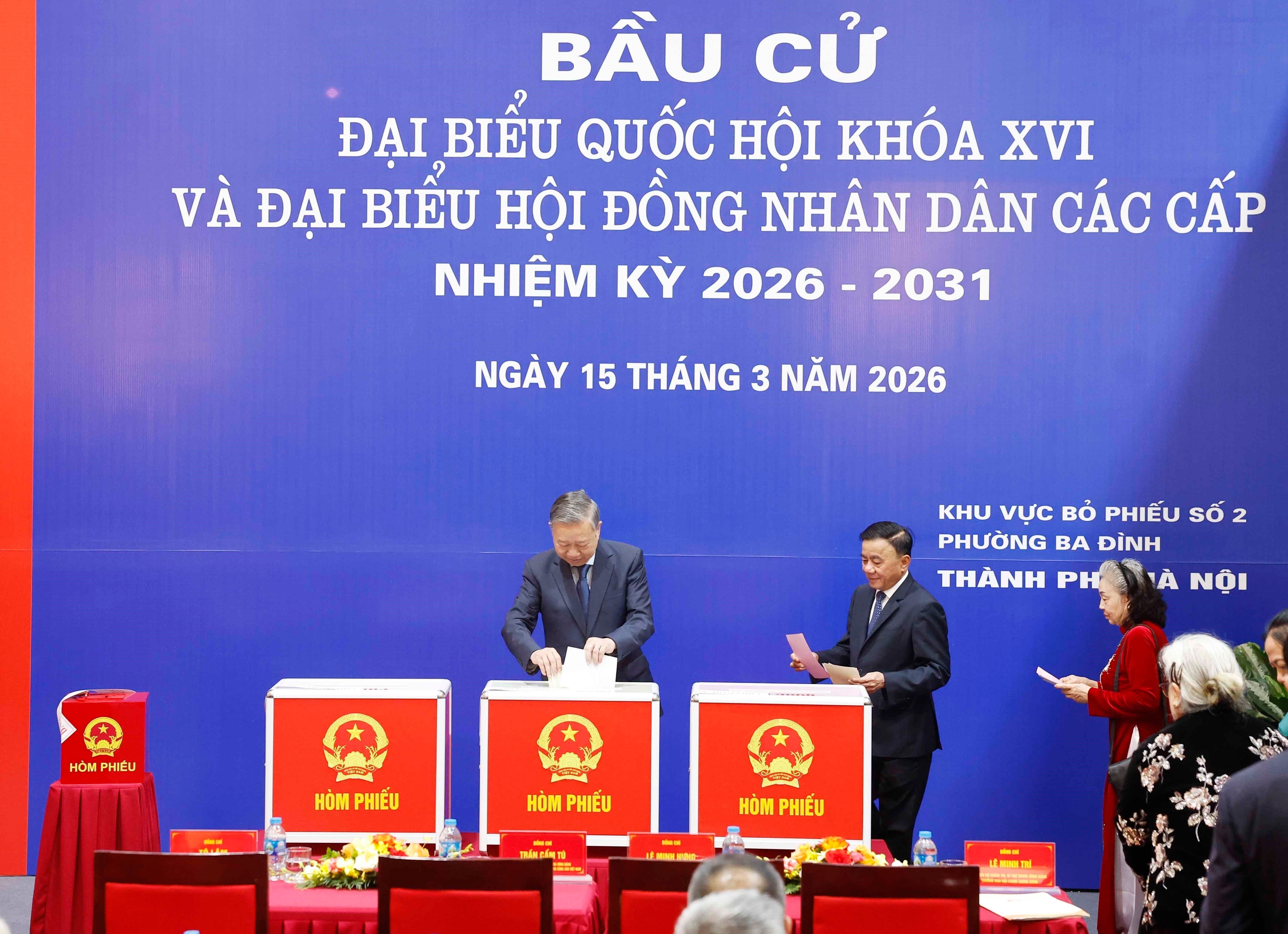 Le secrétaire général du Parti To Lam dépose son bulletin de vote dans l'urne. Photo: VNA