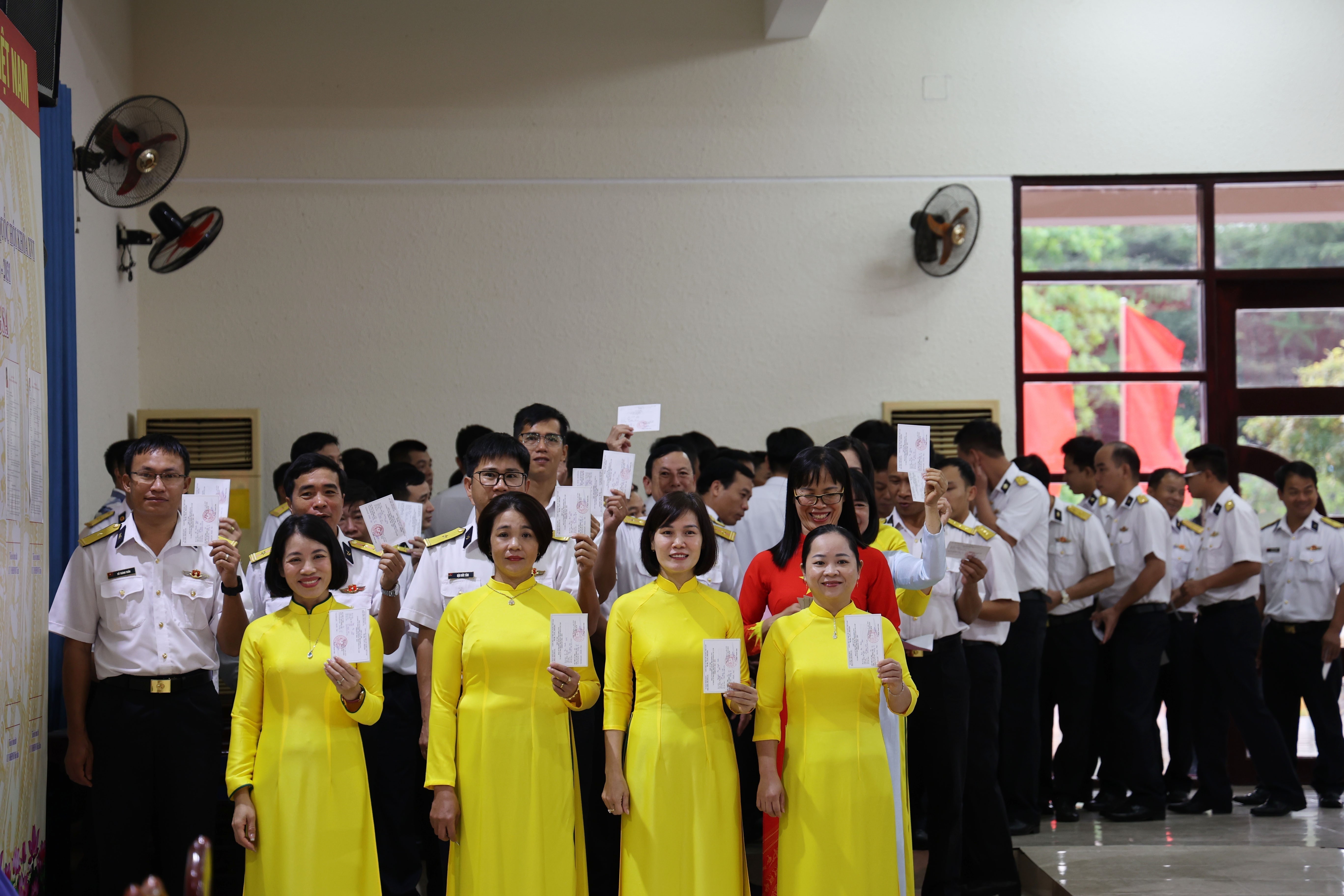 Des électeurs au bureau de vote n° 14 à Truong Sa. Photo: VNA