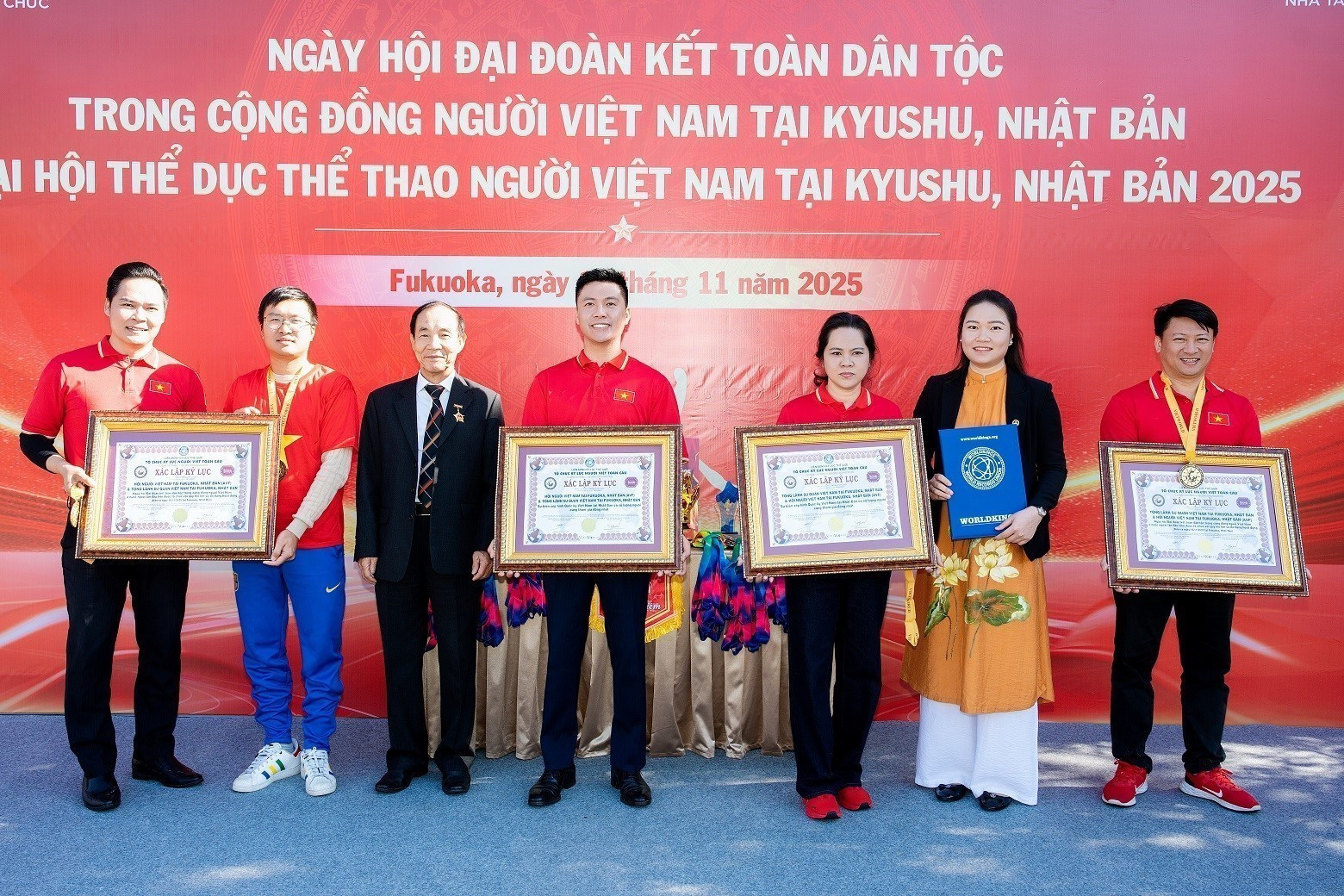 07-ngay-hoi-dai-doan-ket-toan-dan-toc-nam-2025-tai-fukuoka-xac-nhan-ky-luc-xep-la-co-to-quoc-lon-nhat-trong-cong-dong-nguoi-viet-tai-nhat-ban-8411281.jpg