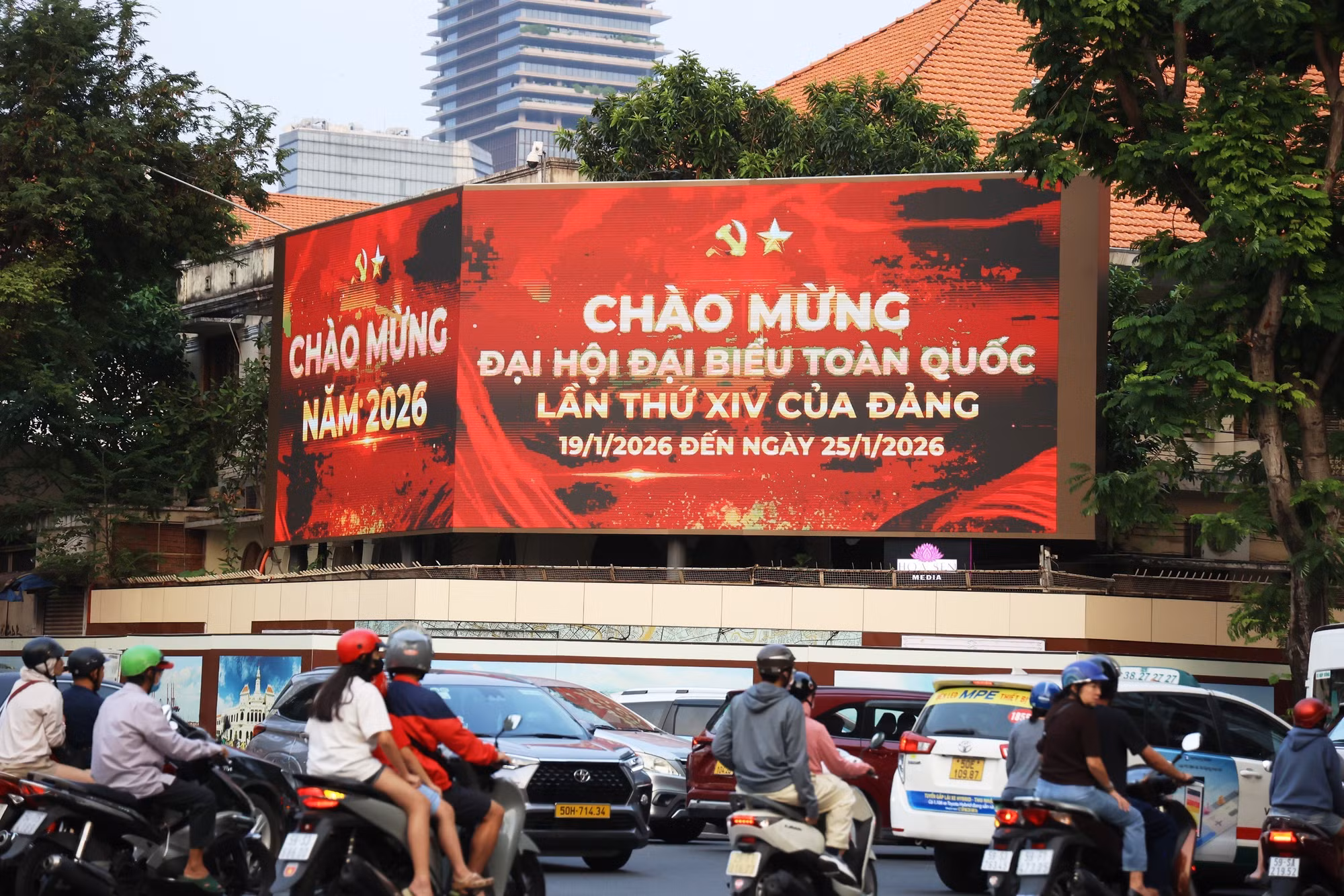 01-tp-ho-chi-minh-ruc-ro-sac-do-chao-mung-dai-hoi-xiv-cua-dang-8536303.jpg