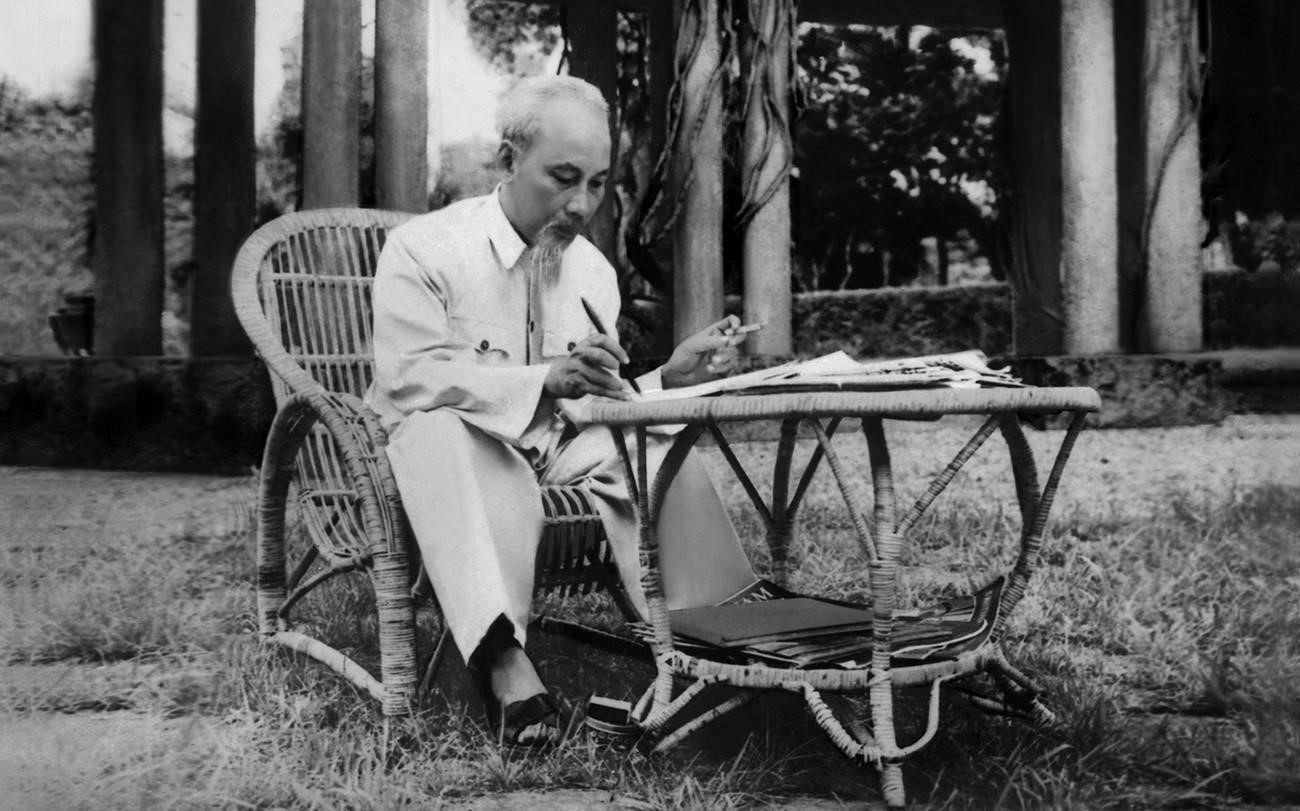 De son vivant, le Président Hô Chi Minh prenait régulièrement le temps de lire, de commenter et d’approuver directement les articles de la VNA. Photo: VNA anh-1-avatar.jpg