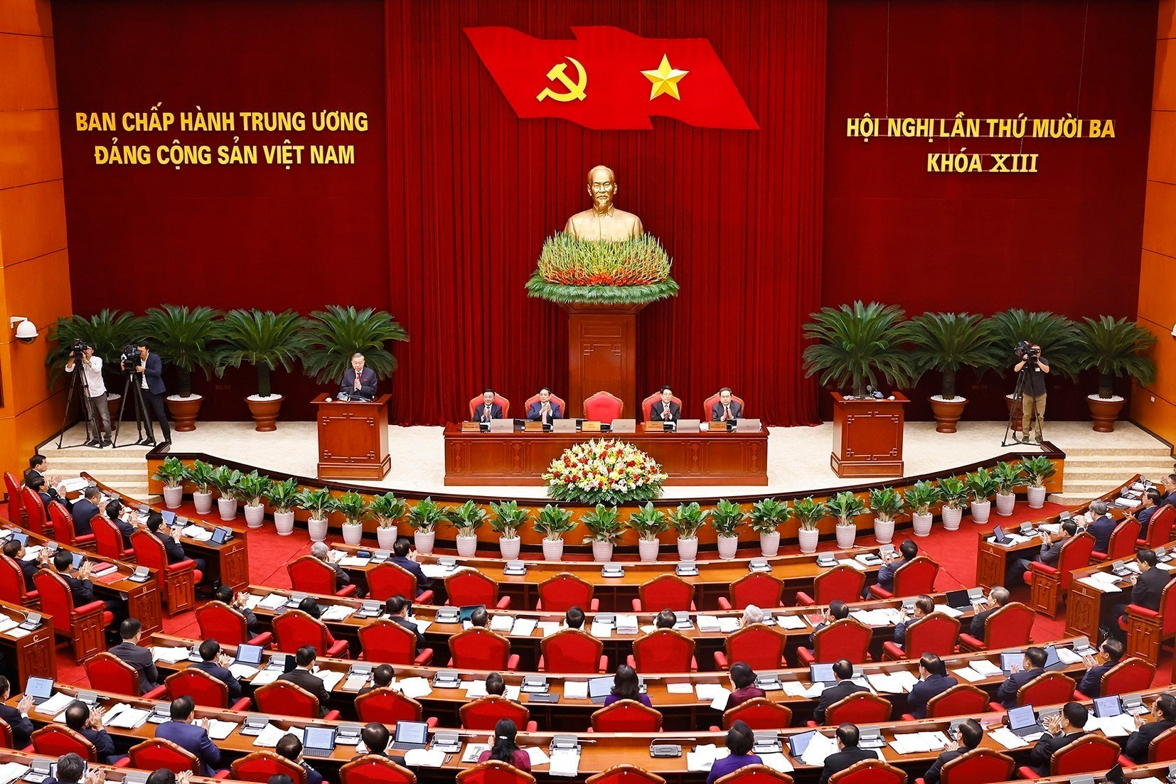 vna-potal-khai-mac-hoi-nghi-lan-thu-muoi-ba-ban-chap-hanh-trung-uong-dang-khoa-xiii-8319271.jpg