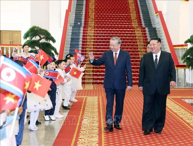 Le secrétaire général du Parti communiste du Vietnam (PCV), Tô Lâm, et le secrétaire général du Parti du Travail de Corée et président de la Commission des affaires d’État de la RPDC, Kim Jong Un, lors de la cérémonie d'accueil. Photo: VNA