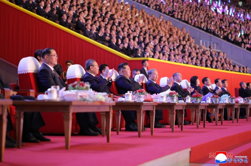Le 9 octobre au soir, à Pyongyang, le secrétaire général du Parti du Travail de Corée et président de la Commission des affaires d’État de la RPDC, Kim Jong Un, ainsi que d'autres dirigeants, assistent à un spectacle artistique à l’occasion du 80ᵉ anniversaire de la fondation du Parti du Travail de Corée. Photo : KCNA