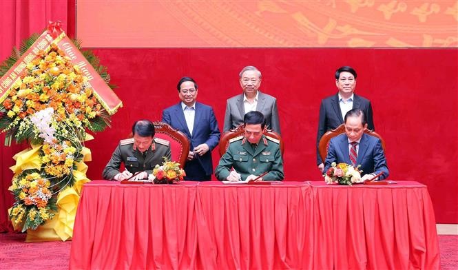 Le secrétaire général To Lam, le président Luong Cuong et le Premier ministre Pham Minh Chinh assistent à la signature du Règlement de coordination entre le ministère de la Sécurité publique, le ministère de la Défense et le ministère des Affaires étrangères. Photo : VNA