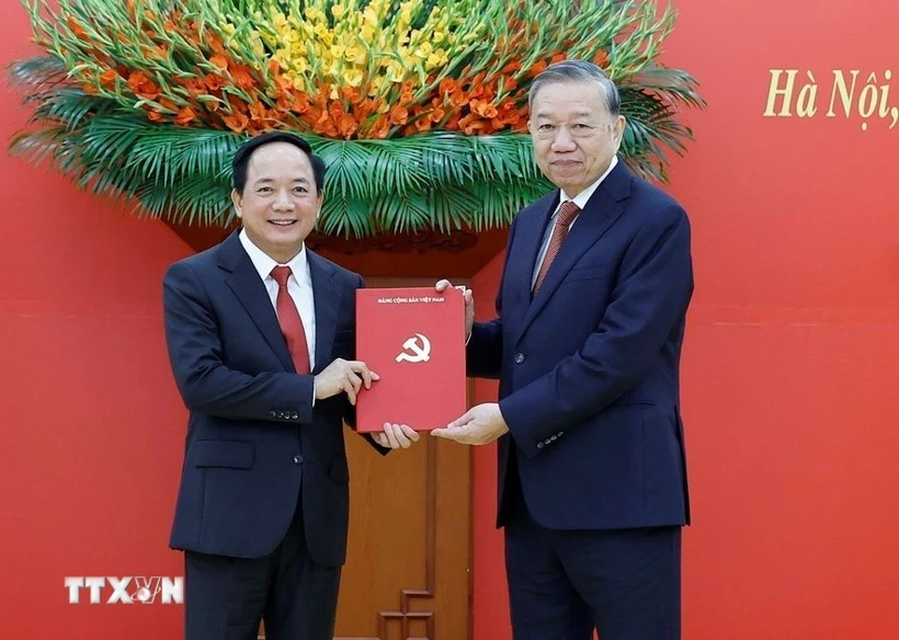 Le secrétaire général du Parti communiste du Vietnam (PCV), To Lam (droite), remet la décision à Trinh Van Quyet. Photo: VNA