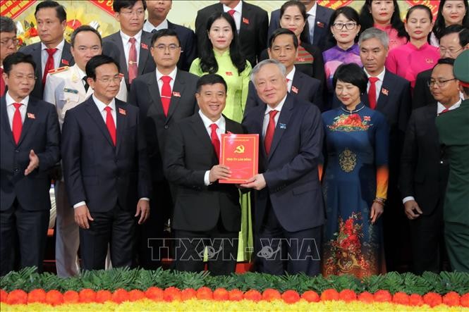 Le vice-Premier ministre Nguyen Hoa Binh présente la décision du Bureau politique nommant le Comité exécutif et la permanence du Comité exécutif provincial du Parti de Lam Dong. Photo : VNA