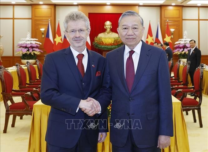 Le secrétaire général du Parti communiste du Vietnam (PCV), To Lam (à droite), et le président du Sénat du Parlement de la République tchèque, Milos Vystrcil. Photo: VNA