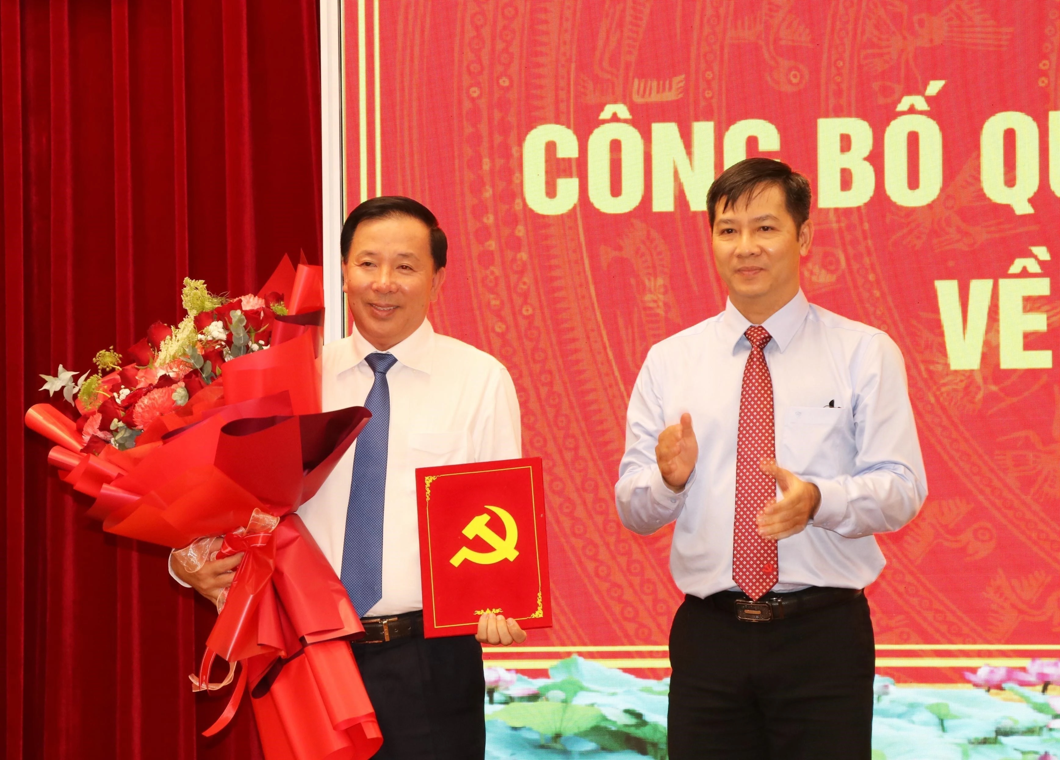 Nguyen Thanh Tam, membre du Comité central du Parti et vice-chef de la Commission d’organisation du Comité central, remet la décision du Secrétariat à Nguyen Van Ut. Photo: VNA