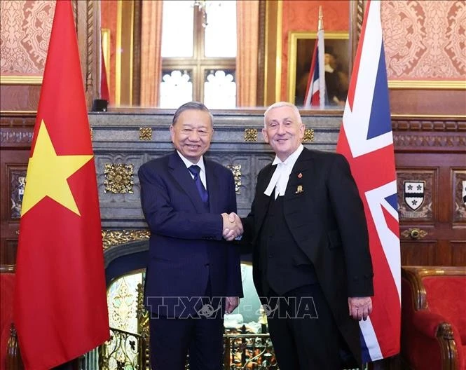Le secrétaire général Tô Lâm et le président de la Chambre des communes Lindsay Hoyle. Photo: VNA