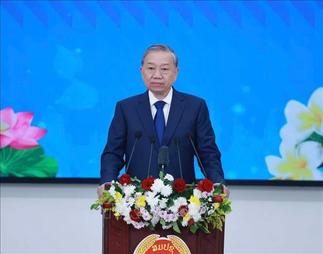 Le secrétaire général To Lam prononce un discours de politique générale à l’Académie nationale de politique et d’administration du Laos, dans l’après-midi du 1ᵉʳ décembre 2025. Photo : VNA
