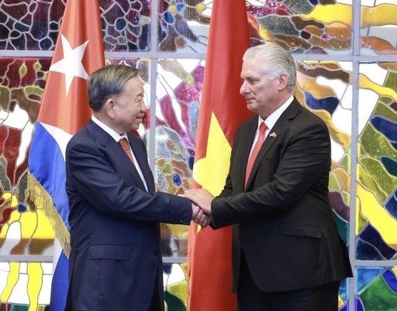 Le secrétaire général du PCV et président vietnamien, To Lam, et le premier secrétaire du Parti communiste de Cuba et président cubain, Miguel Diaz Canel Bermudez, lors de la visite du dirigeant vietnamien à Cuba en 2024. Photo : VNA