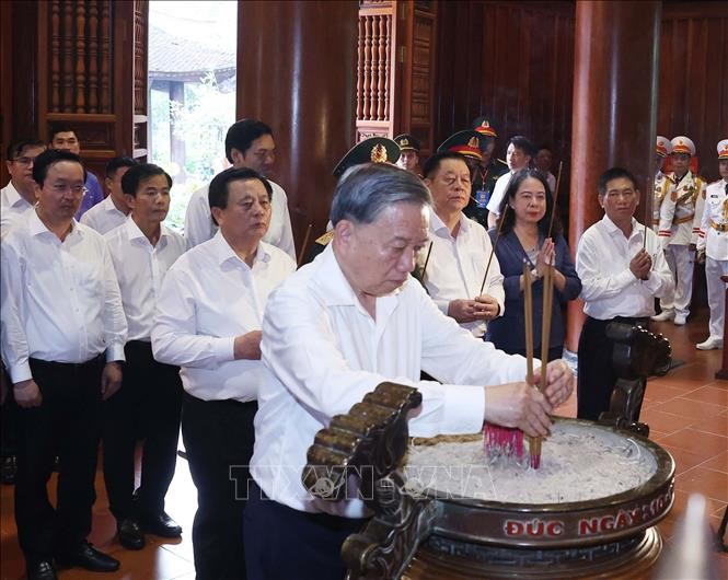 Le secrétaire général To Lam rend hommage au Président Ho Chi Minh à Nghe An. Photo: VNA