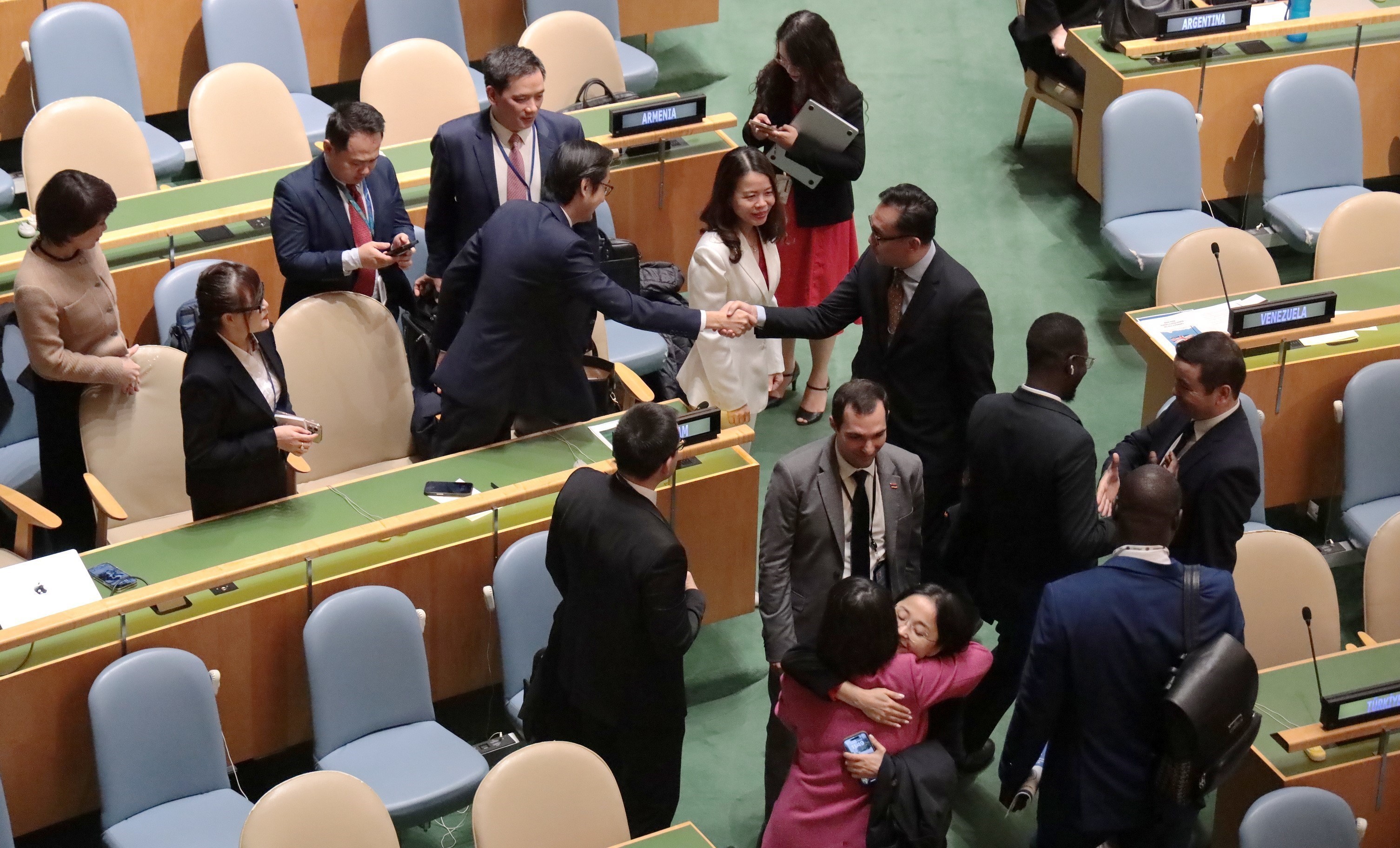 De nombreux États membres de l’ONU viennent féliciter le Vietnam pour son excellent résultat au vote. Photo: VNA