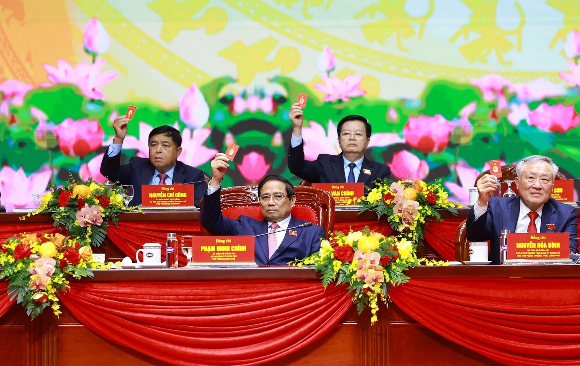 Le Présidium du Congrès adopte la Résolution du Congrès. Photo: VNA