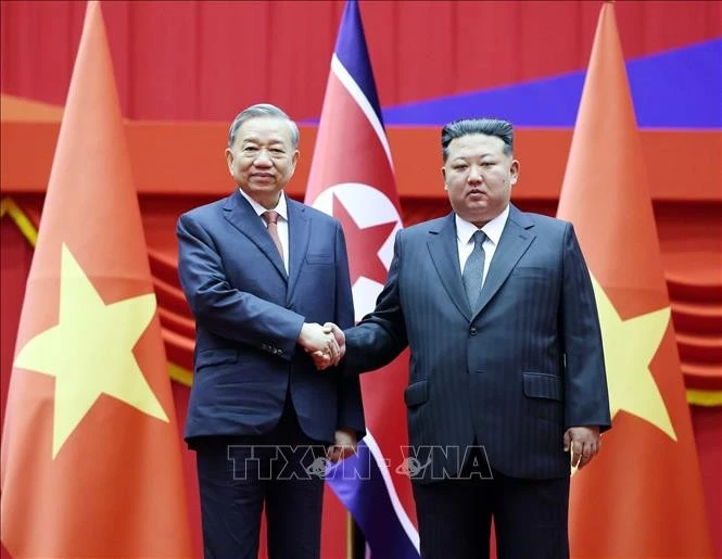 Le secrétaire général du Parti communiste du Vietnam (PCV), To Lam (à gauche), et le secrétaire général du Parti du travail de Corée et président de la Commission des affaires d’État de la République populaire démocratique de Corée (RPDC), Kim Jong Un. Photo: VNA