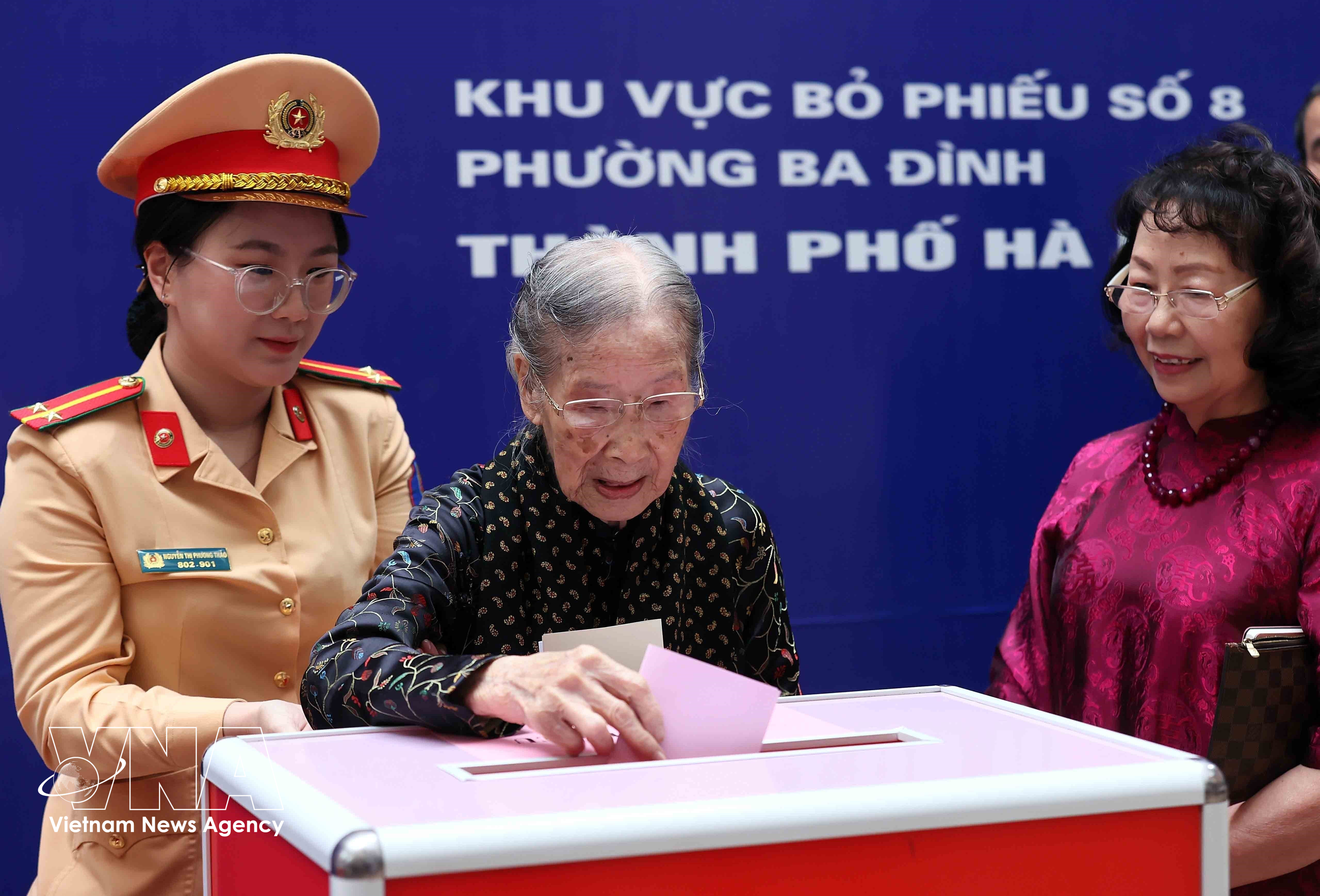 À Hanoï, l’électrice centenaire (101 ans) Doàn Thi Thuan vote au bureau de vote de l’école primaire Phan Chu Trinh, secteur n°8, quartier de Ba Dinh. Photo : VNA 