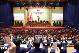 Les délégués votent l'adoption de la Résolution du 14e Congrès national du Parti communiste vietnamien. Photo : VNA