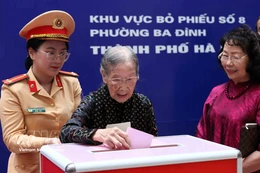 À Hanoï, l’électrice centenaire (101 ans) Doàn Thi Thuan vote au bureau de vote de l’école primaire Phan Chu Trinh, secteur n°8, quartier de Ba Dinh. Photo : VNA 