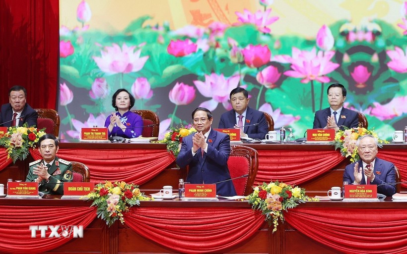 Le présidium dirige premier Congrès du Comité du Parti du gouvernement pour le mandat 2025–2030. Photo: VNA