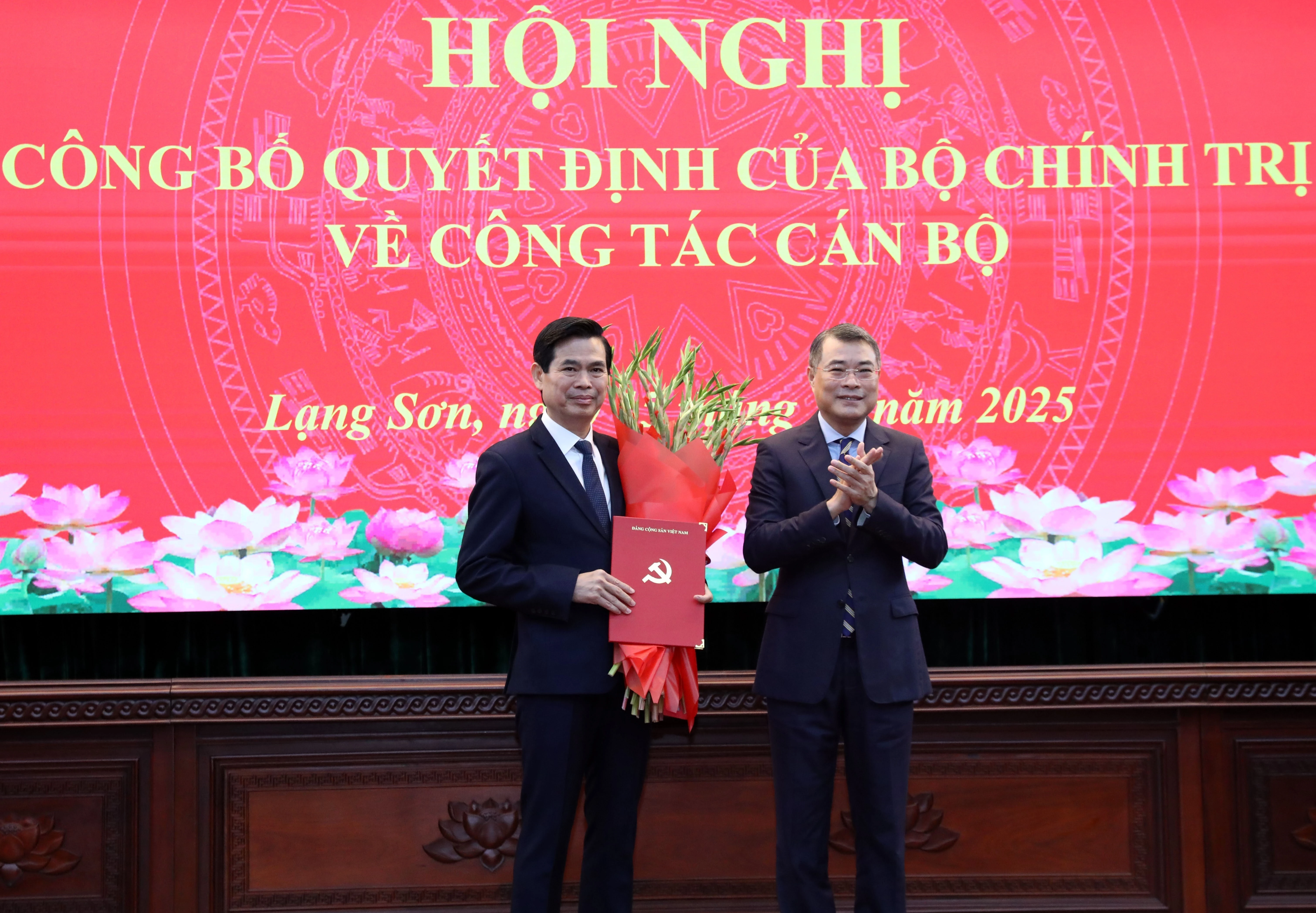 Hoang Quôc Khanh, nouveau secrétaire du Comité du Parti de la province de Lang Son (gauche). Photo: VNA