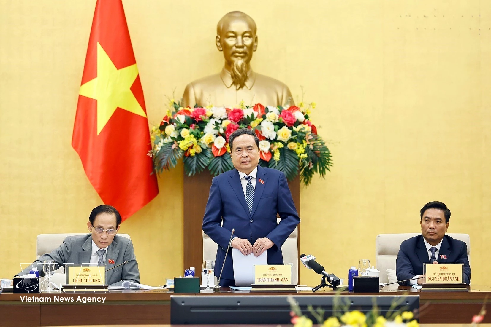 Le président de l’Assemblée nationale du Vietnam, Tran Thanh Man, à la rencontre avec les dirigeants du ministère des Affaires étrangères ainsi que les ambassadeurs et chefs de missions vietnamiennes. Photo: VNA
